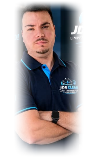 Profissional da JDS Clean de braços cruzados, com uniforme azul-marinho da empresa